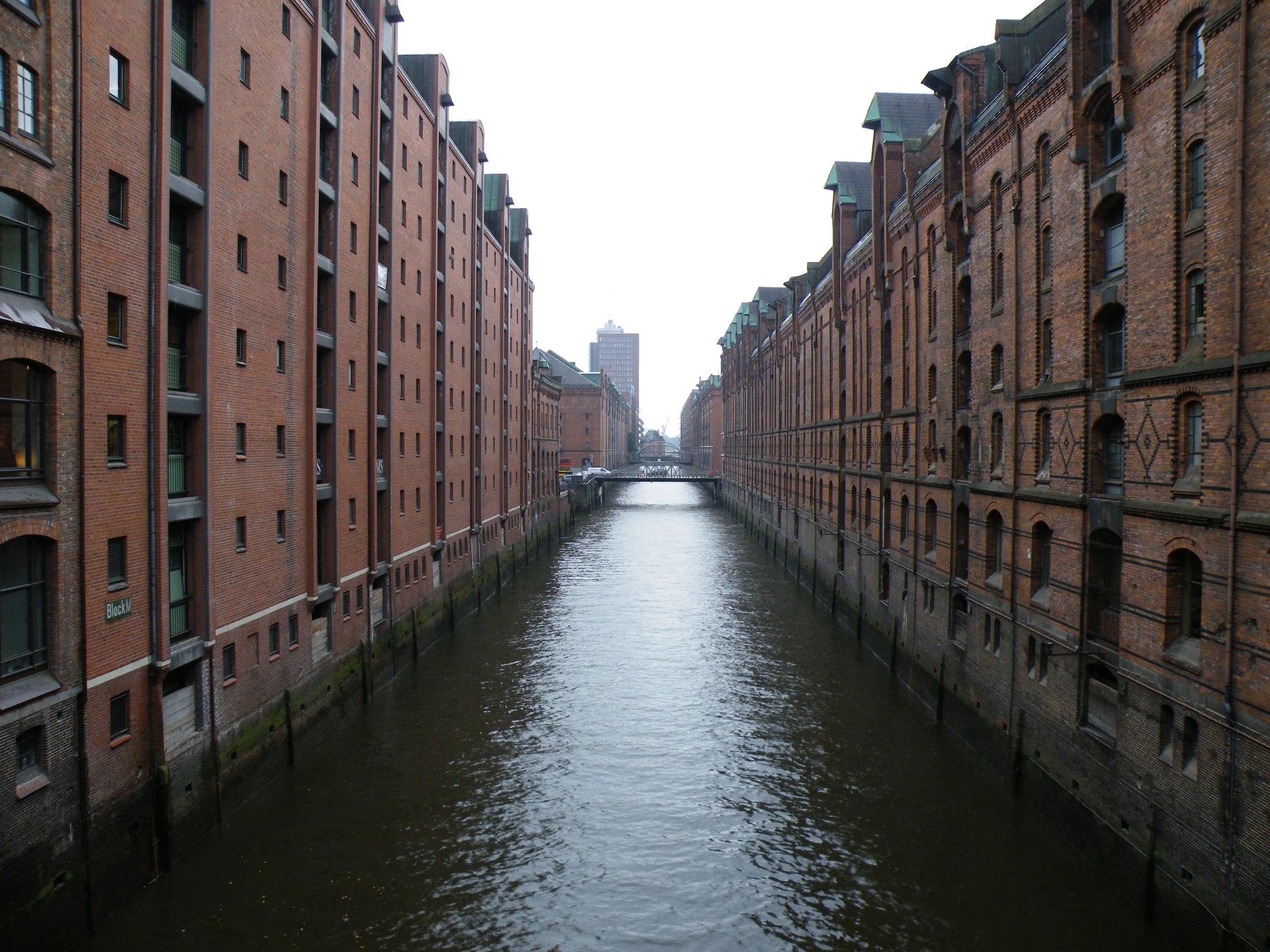 Kanalen mellom lagerbygningene i Hamburgs Speicherstadt.